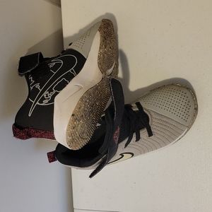 Nike Team Hustle, Girls size 1, Gray /Black